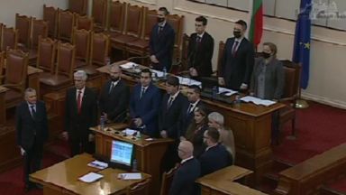 12 нови депутати положиха клетва в парламента Те сядат на
