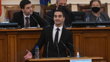 29 годишният икономист от Раднево Радослав Василев от ПП излезе