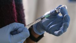 Великобритания одобри адаптирана ваксина срещу различни варианти на Covid