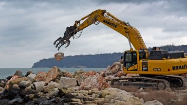 Започнаха ремонтни дейности на вълнолома във Варна които бяха спрени