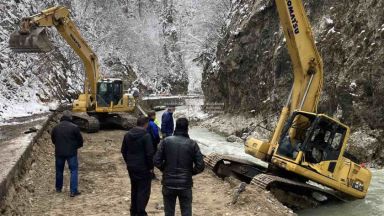 Девети ден девинското село Триград и още три селища след