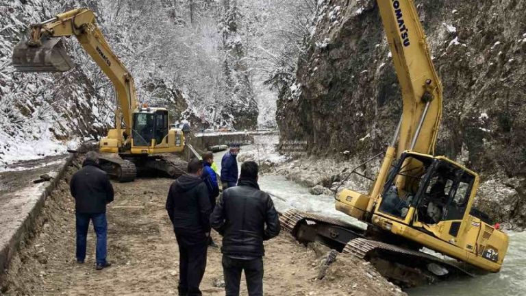 Девети ден девинското село Триград и още три селища след
