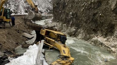 Работници от пътностроителна фирма успяха да издърпат падналия в пропадналия