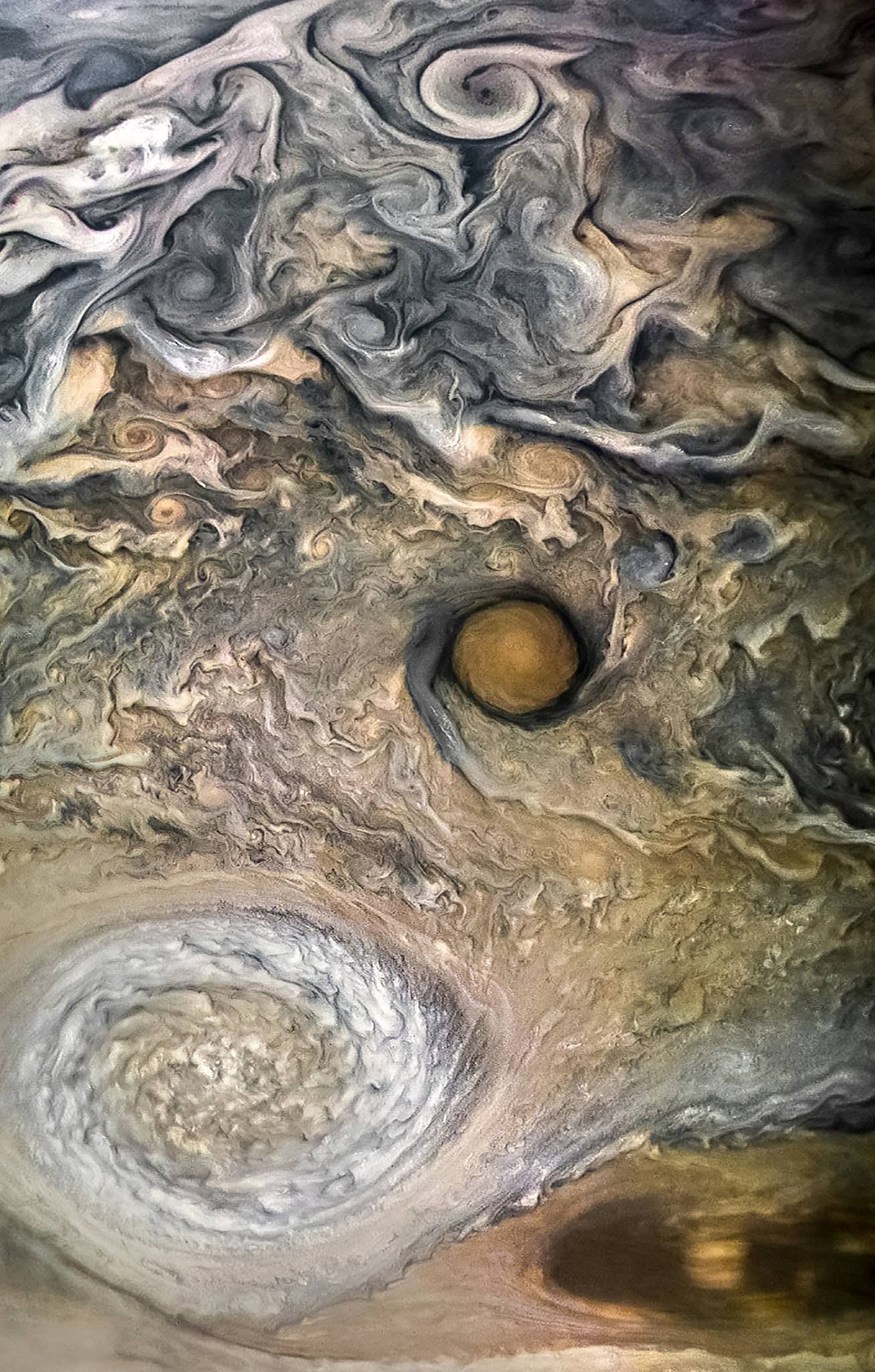 Буря с черен ореол на Юпитер
