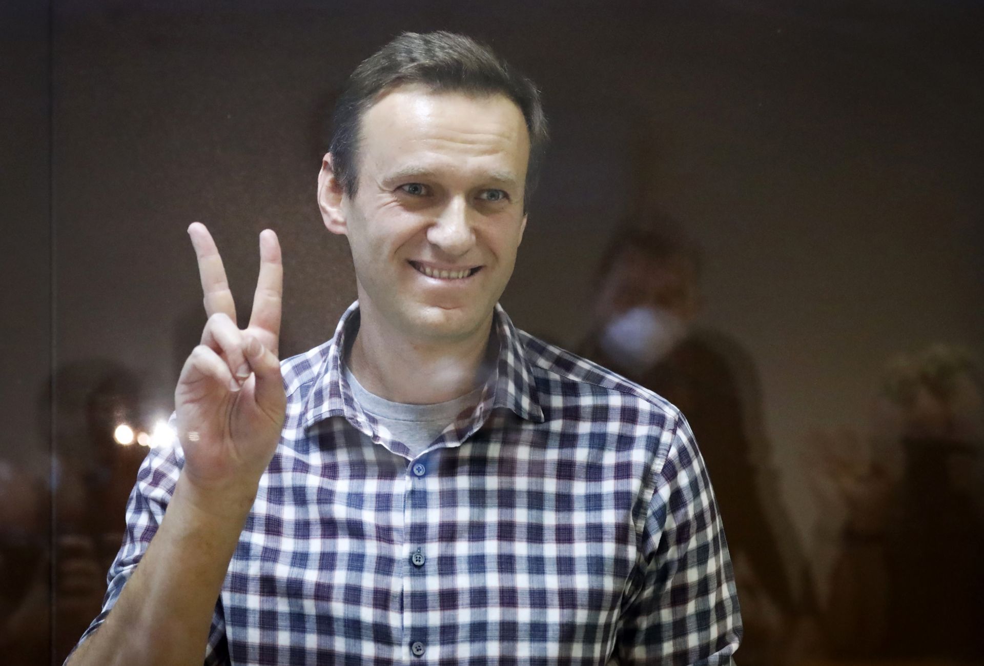 Алексей Навални със знака на победата докато стои в съда в Москва на 20 февруари 2021 г. 