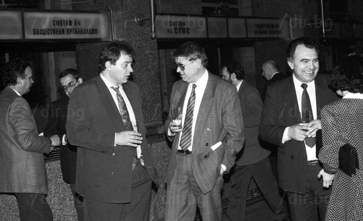 10 март 1993 г. Венцислав Йосифов и Валентин Моллов (вляво) на парти на вестник "КЕШ" в БНБ