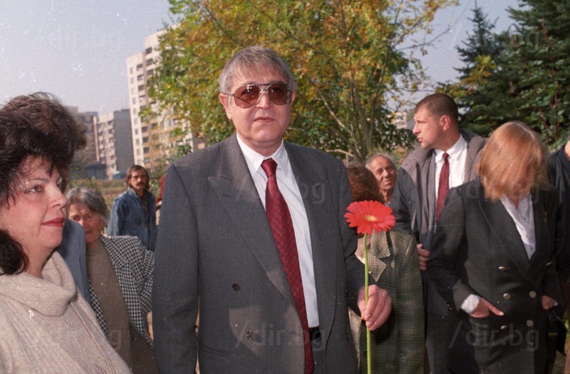 29 октомври 1995 г. Изпълнителният директор на Първа частна банка дава своя глас за кмет на София.