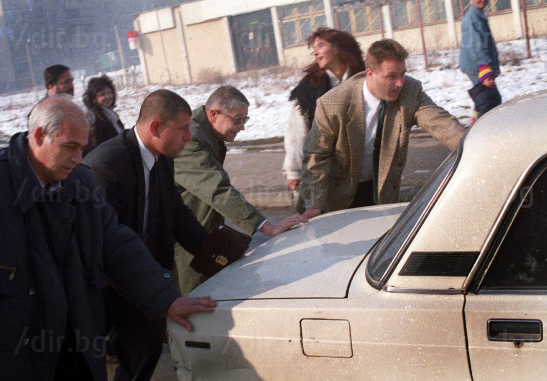 29 октомври 1995 г. Шефът на ПЧБ се включва в бутането на колата на непознат пред изборната секция в "Люлин". 