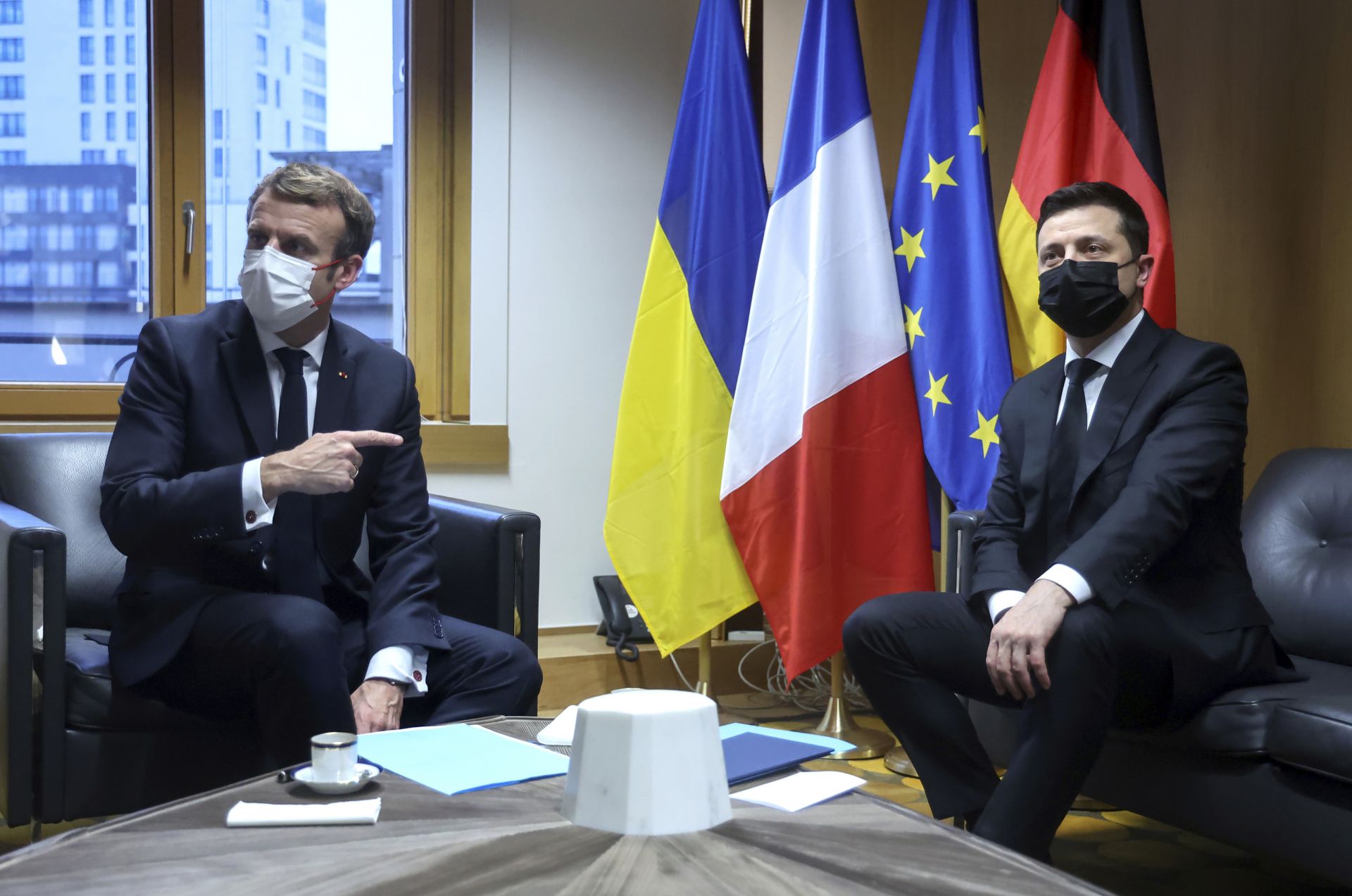 Френският президент Еманюел Макрон, вляво, говори с президента на Украйна Владимир Зеленски по време на среща в кулоарите на срещата на върха на Източното партньорство в Брюксел