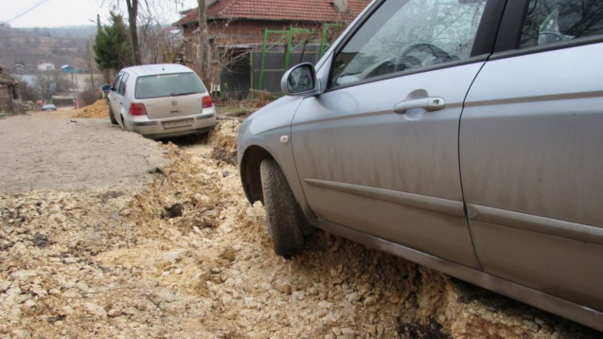 Паркирани коли пропаднаха на улица в Русе заради спукана водопроводна тръба