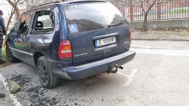 Мъж потроши 21 коли в центъра на Благоевград (снимки)
