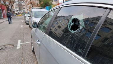 Обвиниха софиянеца, потрошил 14 автомобила в Благоевград 