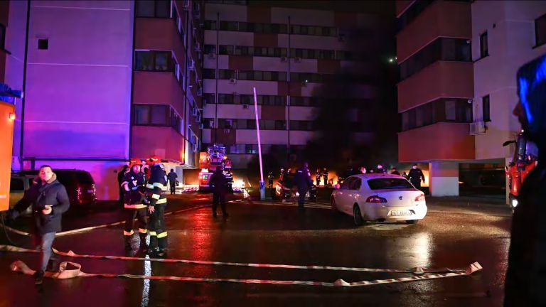 Осем души са пострадали, а стотици са евакуирани след пожар