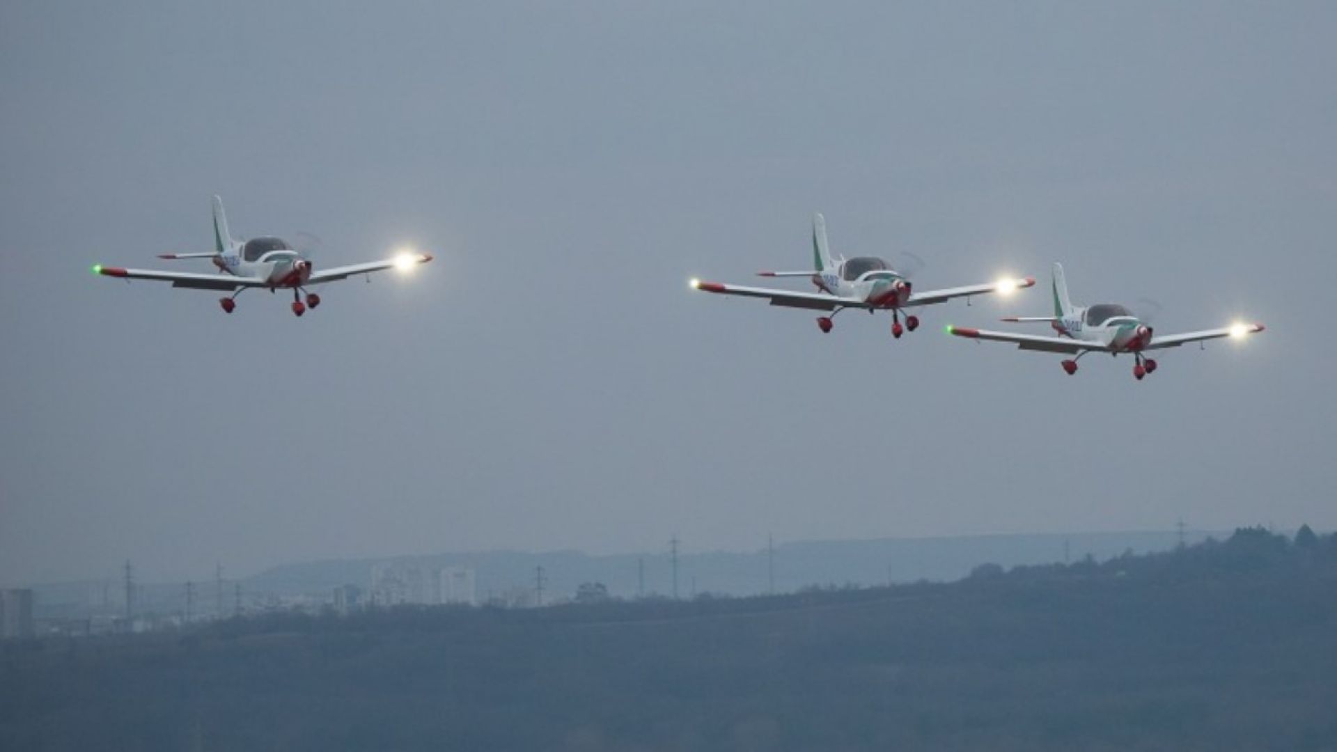 3 нови самолета за обучение на млади пилоти кацнаха в Долна Митрополия (снимки)