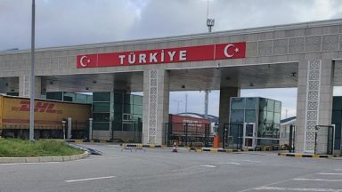 С препарат за басейни къпят колите на границата с Турция