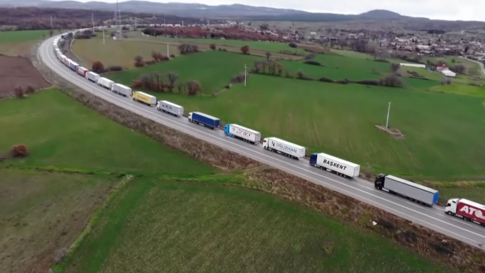  25-километрова опашка от камиони на ГКПП Хамзабейли/Лесово (видео)