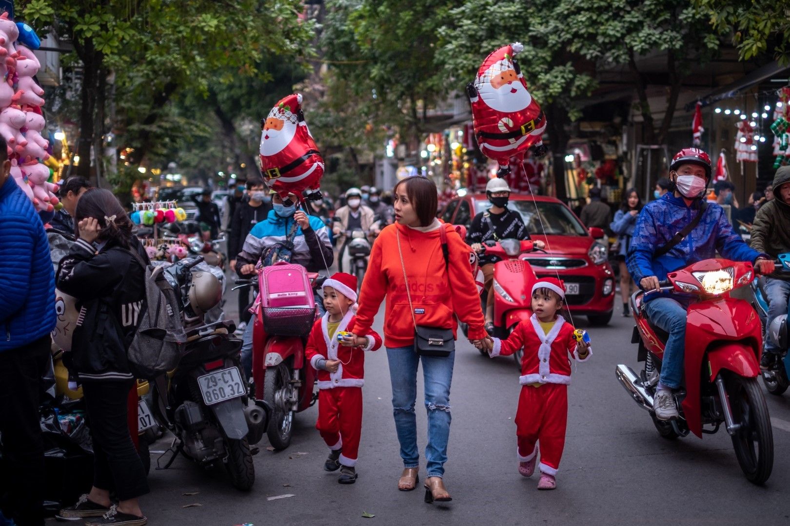 Често могат да се видят деца, облечени като Дядо Коледа във Виетнам