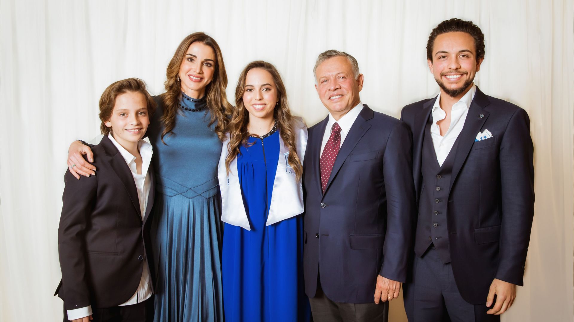 Кралица Рания поздрави 6,5 млн. души за празниците със снимка на семейството ѝ