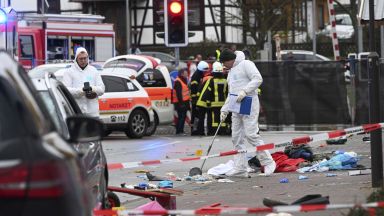 Мъжът който се вряза с колата си в карнавалното шествие