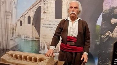 Музейна експозиция с восъчни фигури читалищен салон арт кафе и