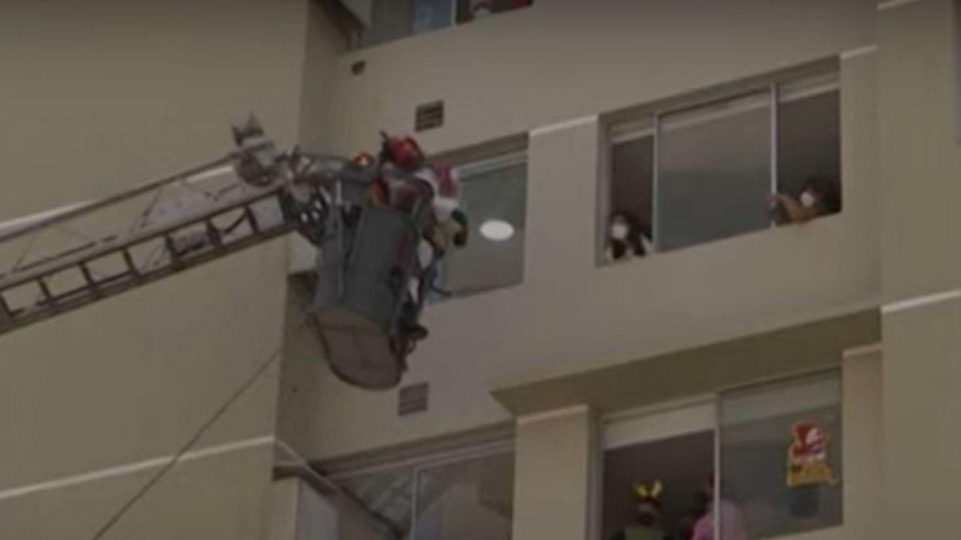 Дядо Коледа се качи на пожарна стълба, за да изненада малки пациенти с COVID-19 (видео)