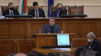 Подозрения обзеха зам председателката на парламента Муккадес Налбант в пленарната