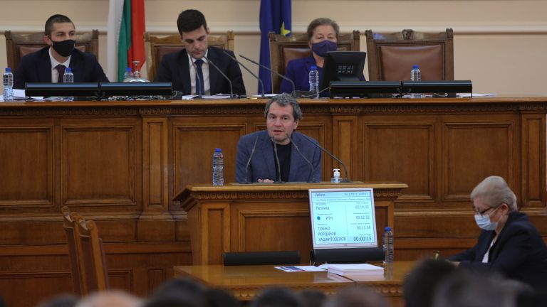 Подозрения обзеха зам.-председателката на парламента Муккадес Налбант в пленарната зала
