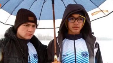 Преди няколко дни 15 годишните момчета извадили от ледените води на