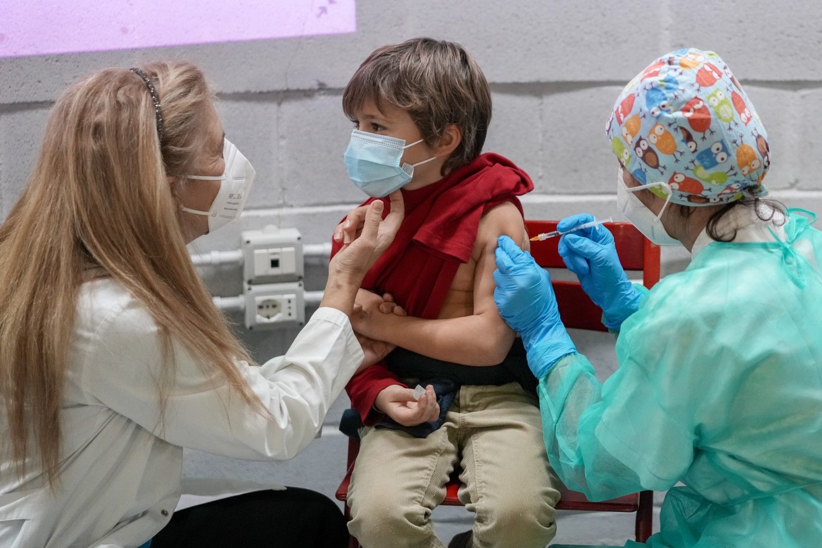 Дете получава ваксина на Пфайзер/Бионтех в Рим