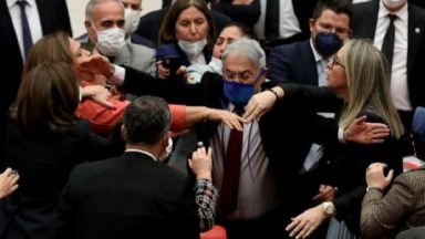 Турски депутатки почти стигнаха до бой при обсъждане на бюджета (видео)