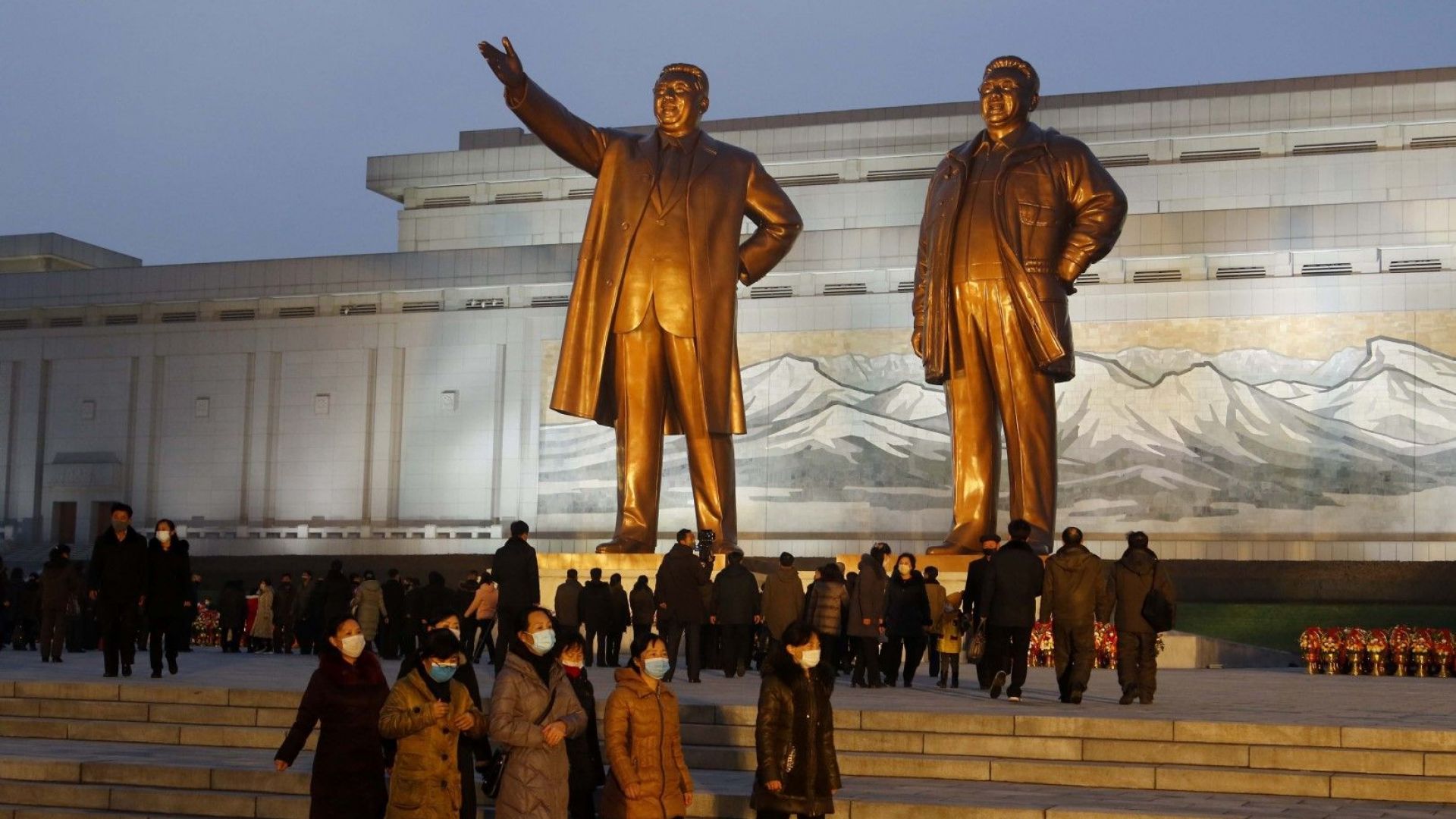 Бронзовите статуи на покойните лидери Ким Ир Сен и Ким Чен Ир на хълма Мансу в Пхенян