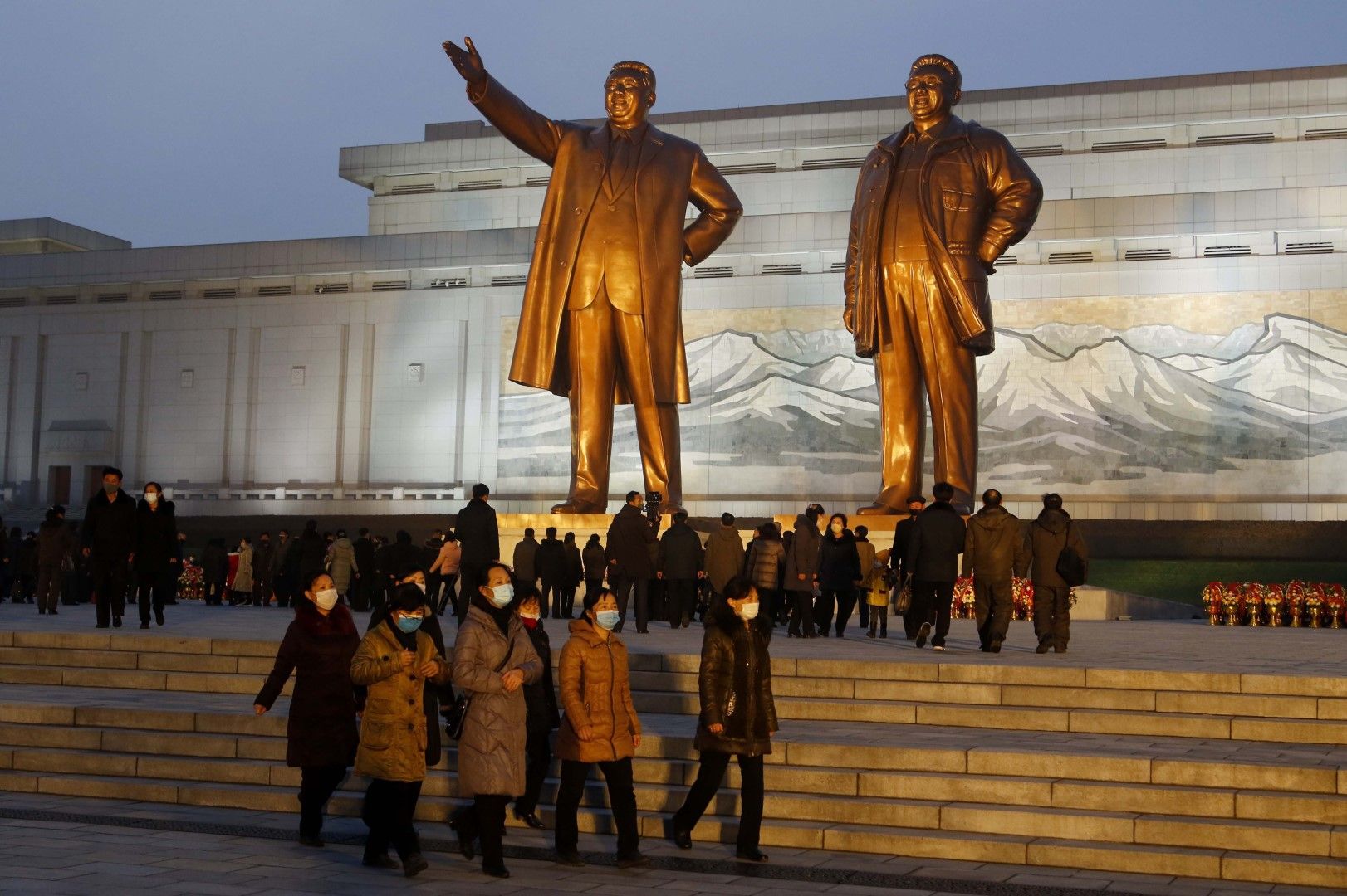 Бронзовите статуи на покойните лидери Ким Ир Сен и Ким Чен Ир на хълма Мансу в Пхенян