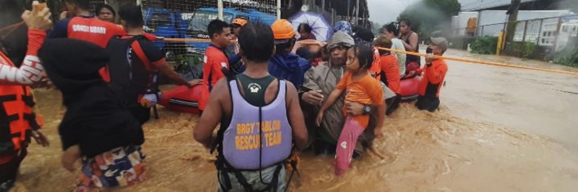 Воден апокалипсис, рухнали къщи, повалени ел. стълбове след удара на Раи във Филипините (снимки и видео)
