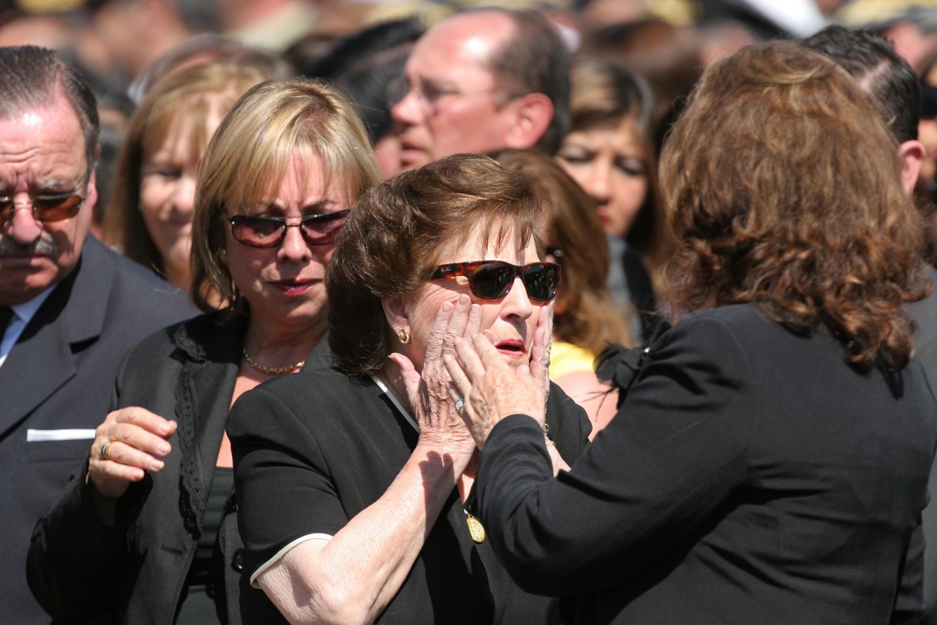 Съпругата на Пиночет, в центъра, и дъщеря й на литургия по време на погребението на покойния й съпруг, бивш диктатор генерал Аугусто Пиночет във Военната академия в Сантяго, 12 декември, 2006