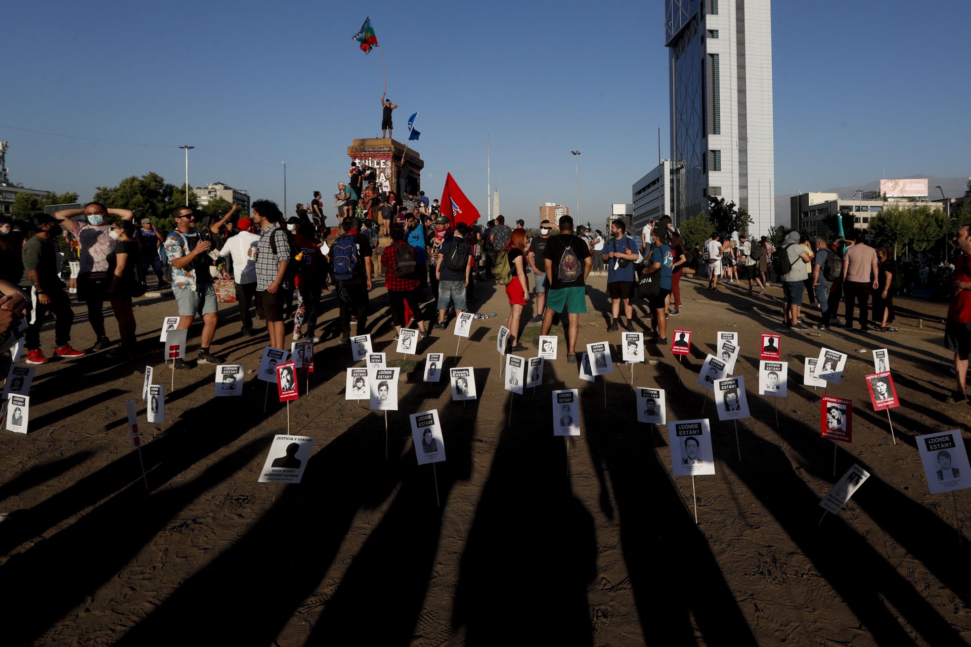 Чилийци с изображения на жертви на последната диктатура, докато празнуват смъртта на съпругата на Пиночет