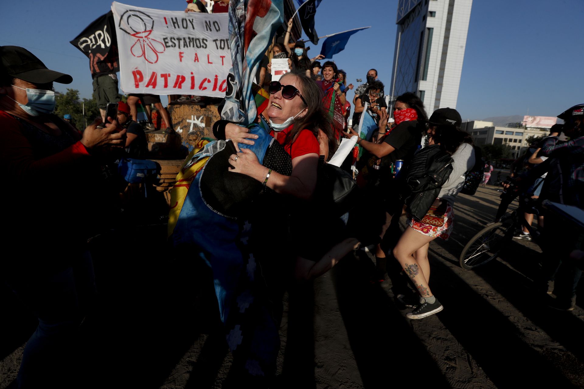 Чилийците празнуват смъртта на съпругата на Пиночет