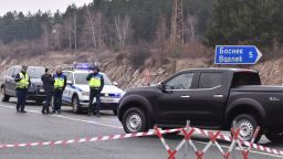 Камион се обърна до разклона за Боснек - на 100 метра от катастрофата с македонския автобус