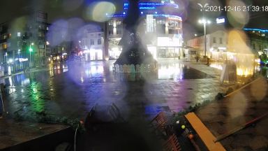 Младежи помрачиха коледното настроение в Бургас с вандалска проява В четвъртък