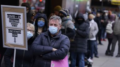 Светът се втурна към нови ограничения в опит да се предпази от Омикрон