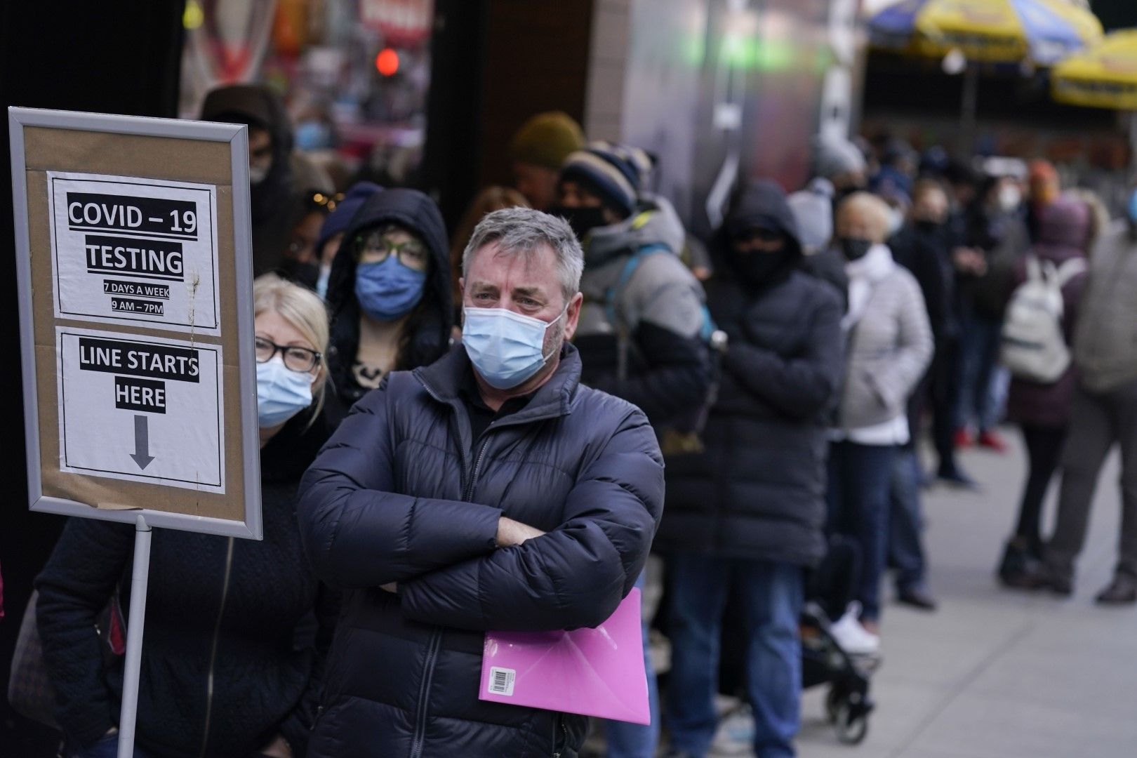 Опашка за тестване срещу ковид на площад Таймс Скуеър в Ню Йорк 