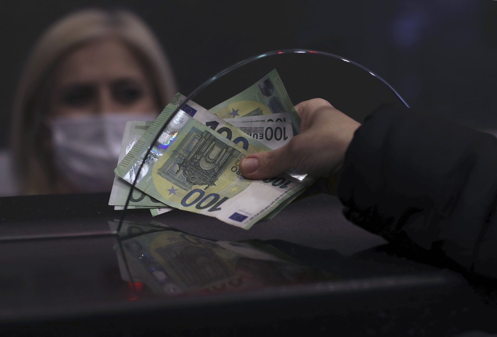 Жена сменя турски лири за евра в обменно бюро в Анкара