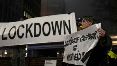 Централните части на големите градове в Нидерландия опустяха днес заради