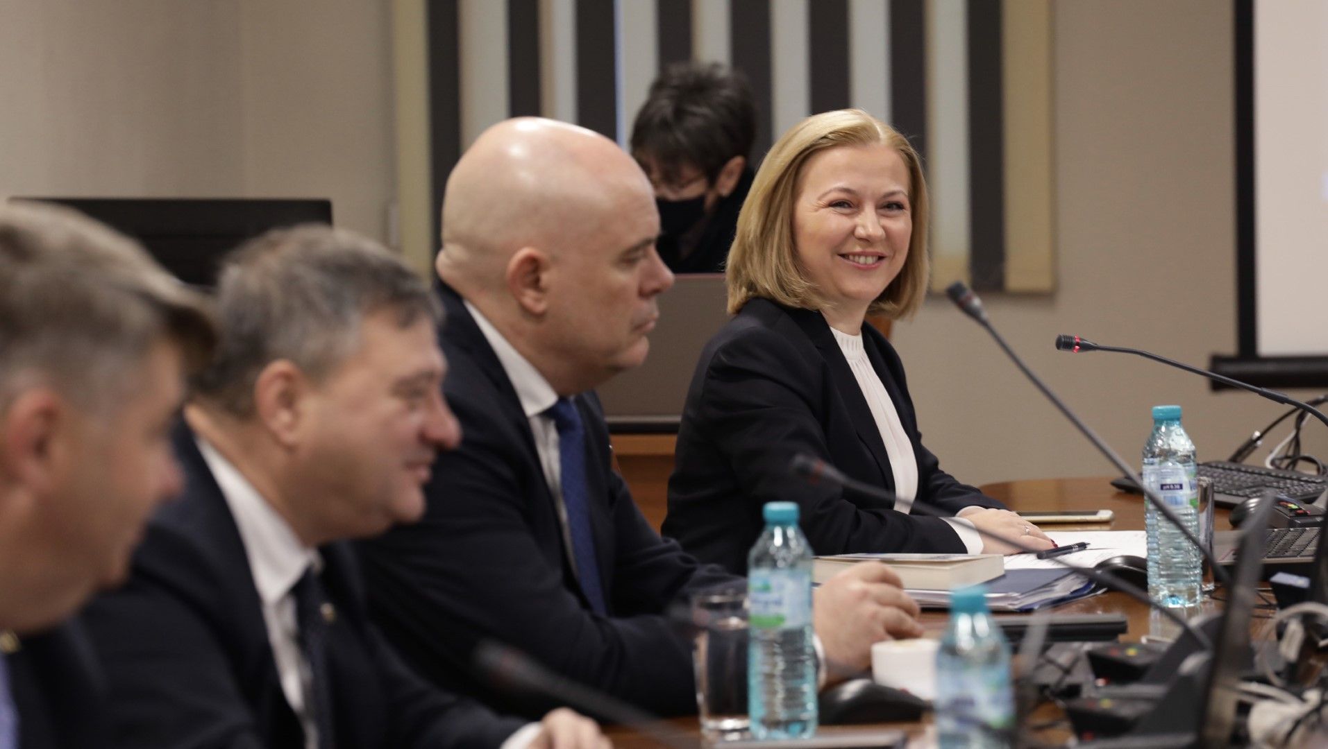 На 16 декември 2021 г. правосъдният министър Надежда Йорданова за първи път председателства заседание на Висшия съдебен съвет (ВСС). До нея вляво е главният прокурор Иван Гешев