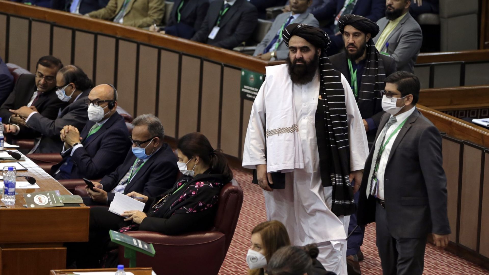 Изпълняващият длъжността външен министър в новия, управляван от талибаните кабинет на Афганистан, Амир Хан Мутаки, в центъра, пристига за 17-та извънредна сесия на Съвета на външните министри на Организацията за ислямско сътрудничество (OIC) в Исламабад