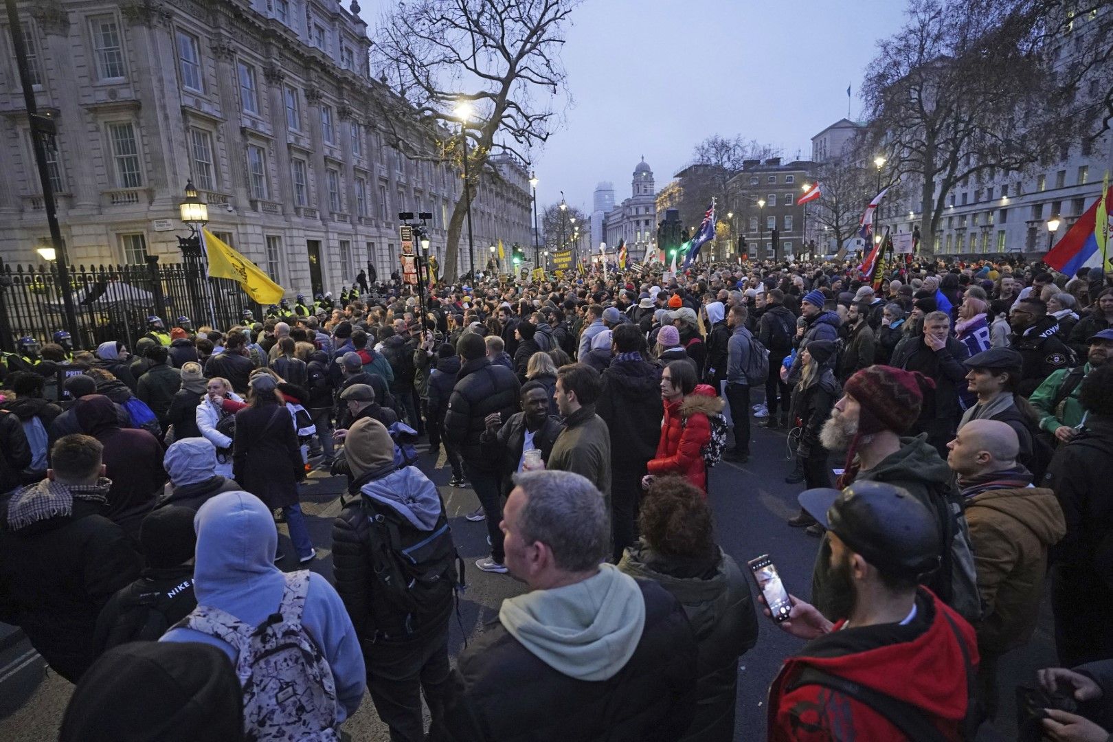 Протестиращи срещу ваксинацията демонстрират близо до Даунинг стрийт, Лондон, събота, 18 декември 2021 г.