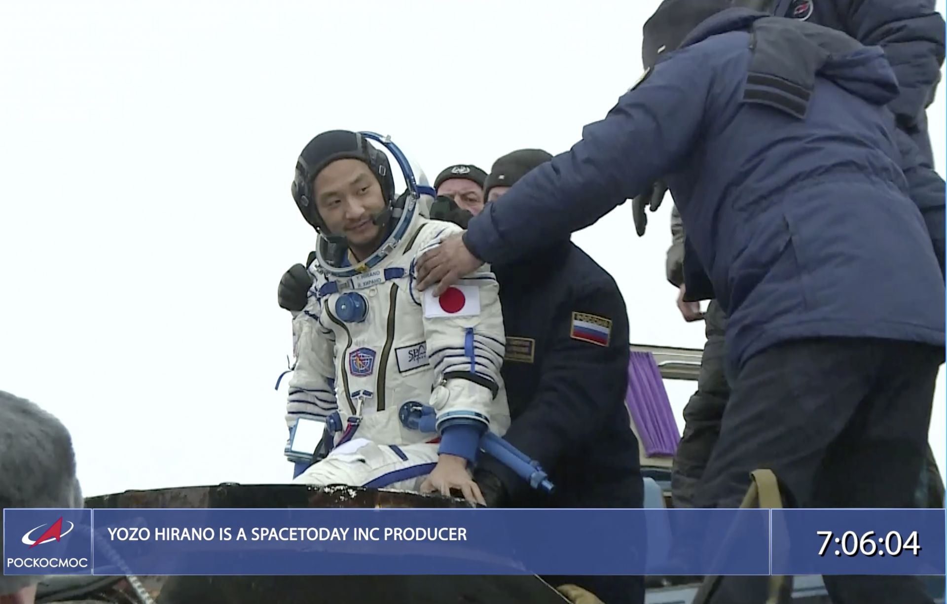 Спасителният екип на руската космическа агенция помага на участника в космическия полет Йозо Хирано да излезе от капсулата малко след кацането на руската космическа капсула Союз MS-20