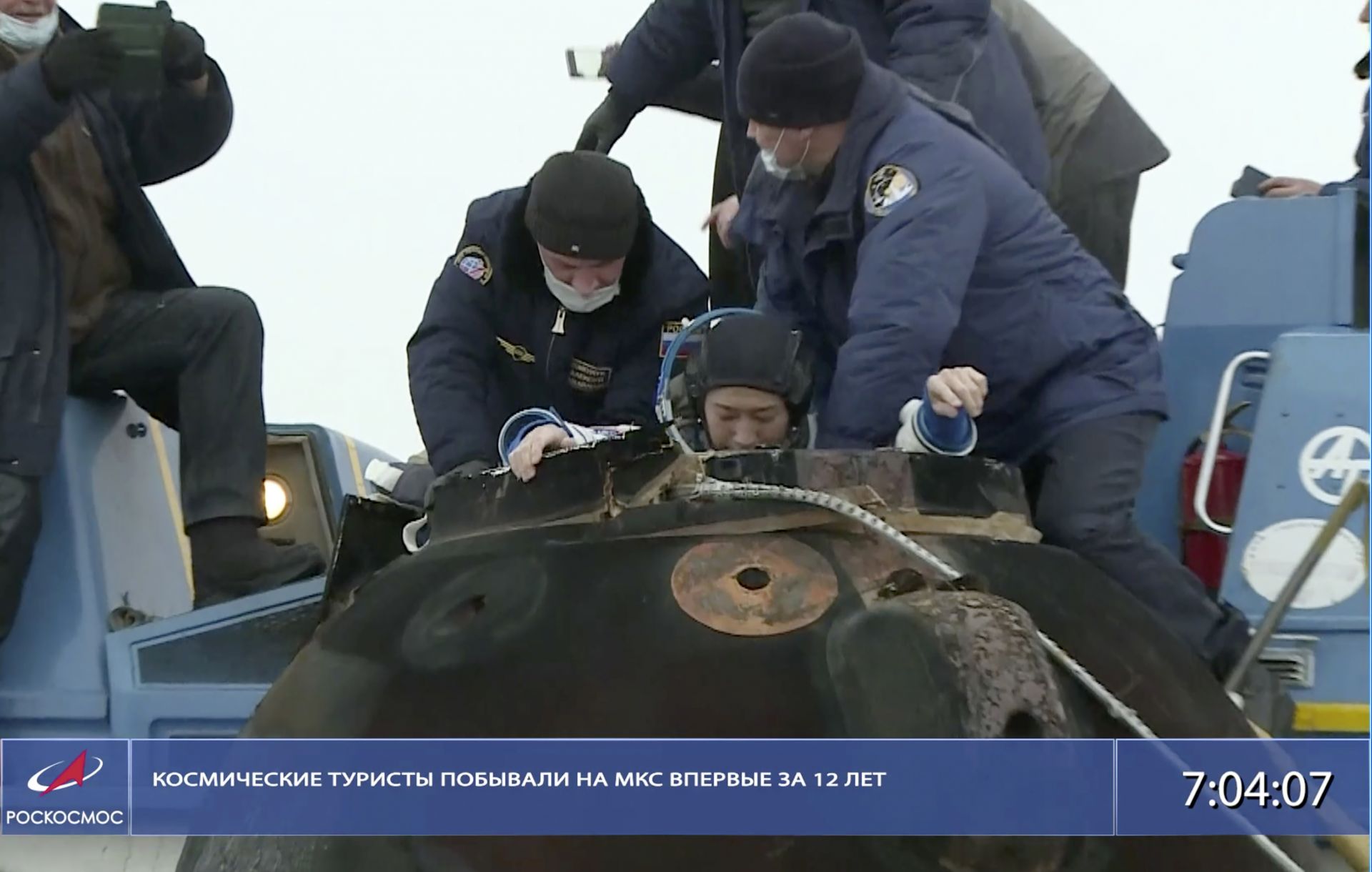 Спасителният екип на руската космическа агенция помага на участника в космическия полет Юсаку Маезава да излезе от капсулата малко след кацането