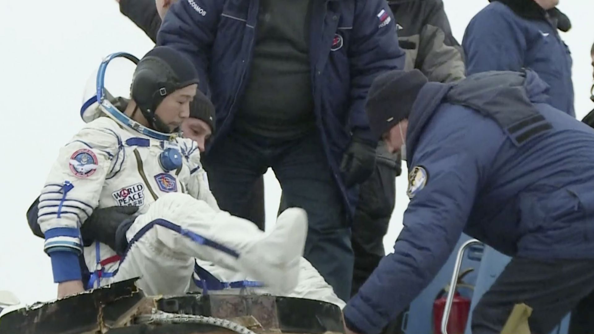 Първият японски космически турист на МКС се завърна успешно на Земята (видео и снимки)