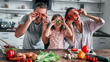 Усмивката на родителите убеждава децата да ядат зеленчуци