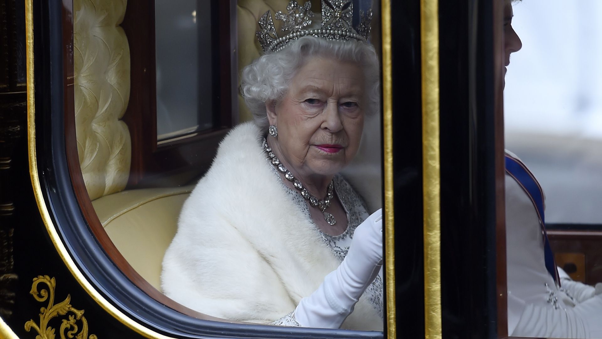 Топовни салюти в Лондон за платинения юбилей на кралица Елизабет ІІ (снимки/видео)